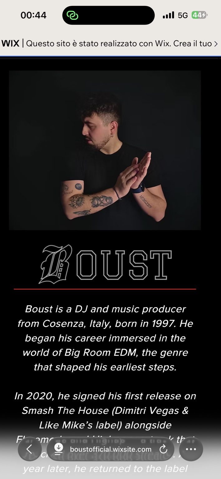 Boust portrait, black T-shirt against a dark background